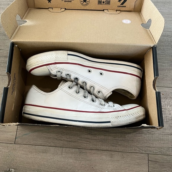 CONVERSE • white leather chucks sneakers size 7 - Picture 6 of 7